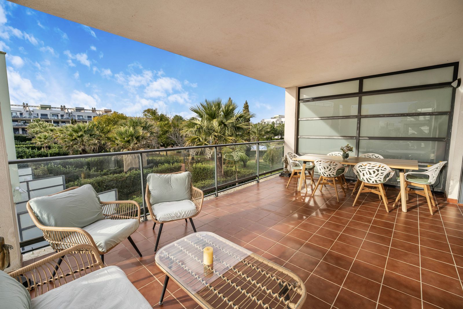 Terrasse avec vue sur la mer d'un appartement en Espagne