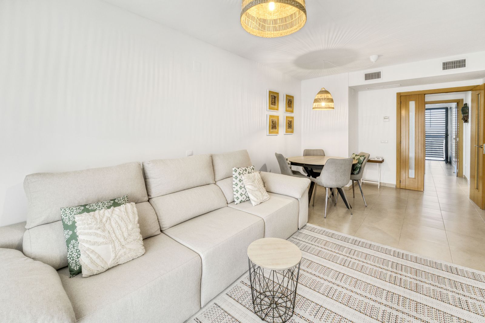 Séjour lumineux d'un appartement prêt à louer