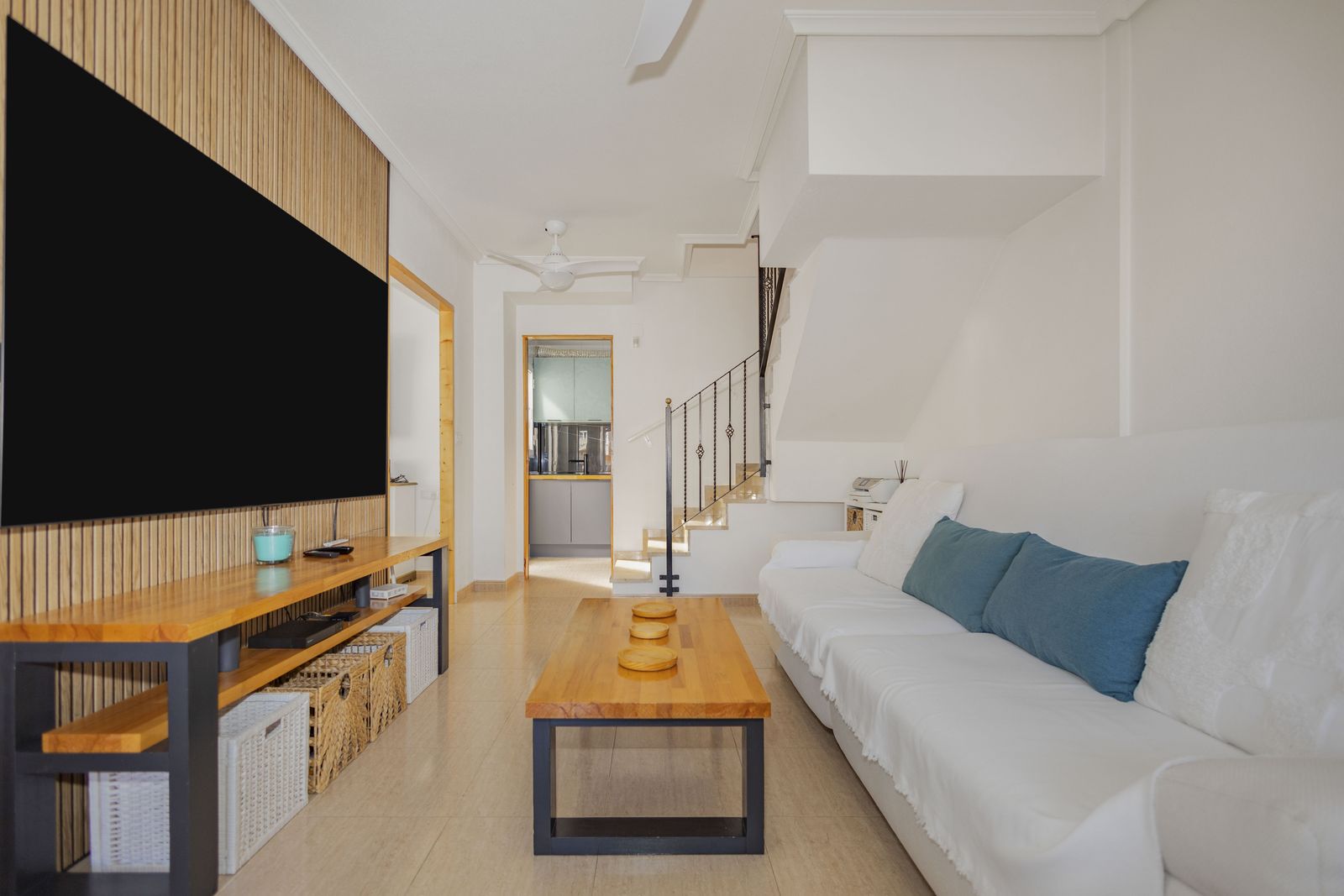 Entrée et séjour d'un appartement meublé