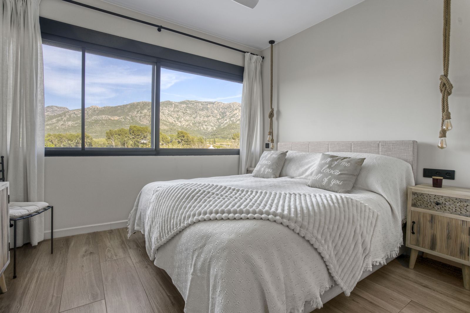 Dormitorio con ventanal