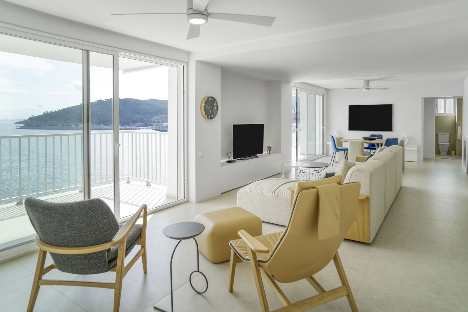 Salon avec baie vitrée et vue sur la mer